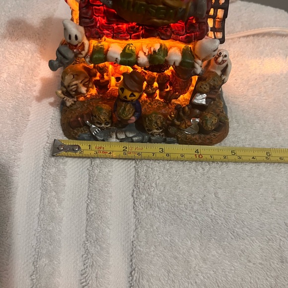 NIB VINTAGE SPOOKY HOLLOW “NURSERY “ PORCELAIN LIGHT UP HOUSE - Picture 8 of 10